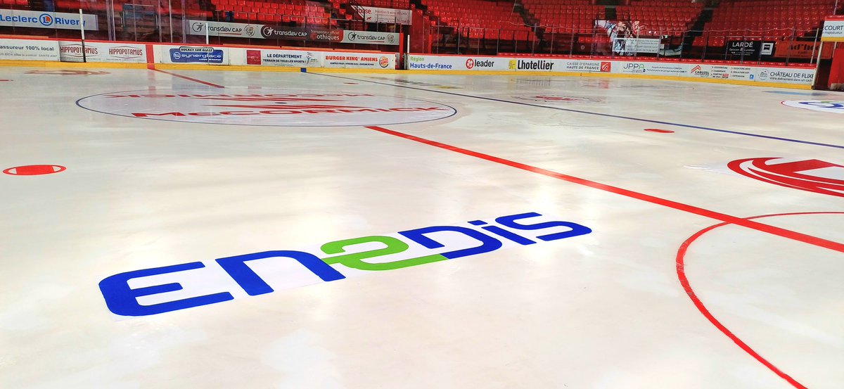 PY_Gandon's tweet photo. [En direct 📢] du coliseum pour la "mise en glace" ❄️❄️ de notre logo. @enedis_picardie, le concessionaire du réseau ⚡️ d'@AmiensMetropole, fidèle  partenaire des @Gothiques_AHE  🥅🏒❤️🖤 https://t.co/qKiYoNrQ5U