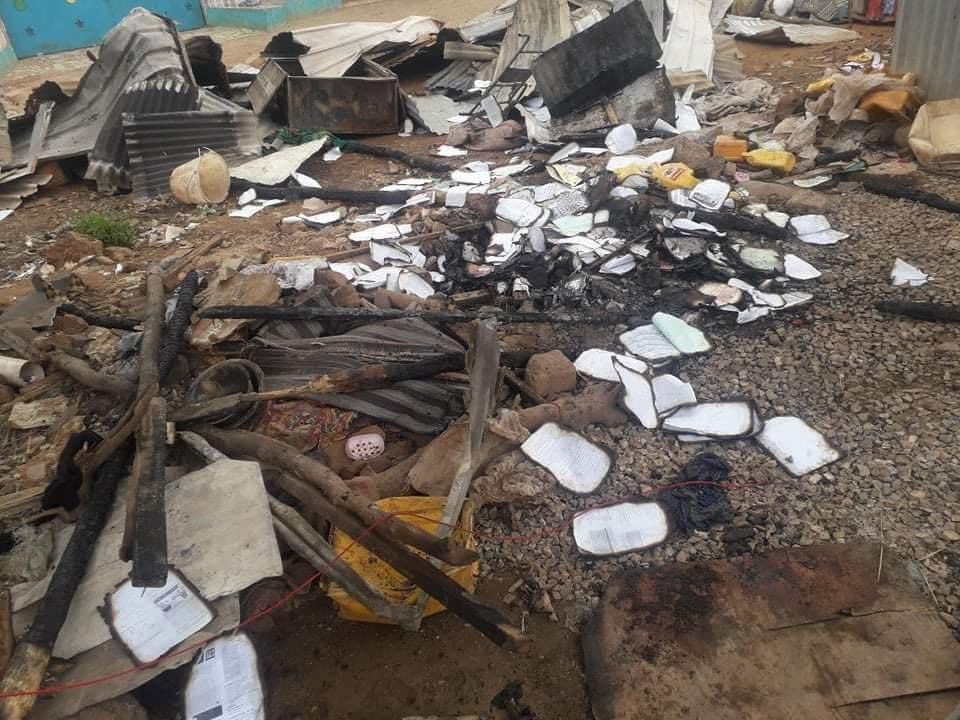 TheDailySomalia's tweet photo. #BREAKING: A suicide car bomb exploded at a checkpoint run by National Intelligence Agency in the #Garasbaley area near Mogadishu on a busy road, killing at least five soldiers. Additionally a second car bomb detonated on the outskirts of Elasha Biyaha. https://t.co/u4ECnv4BgI