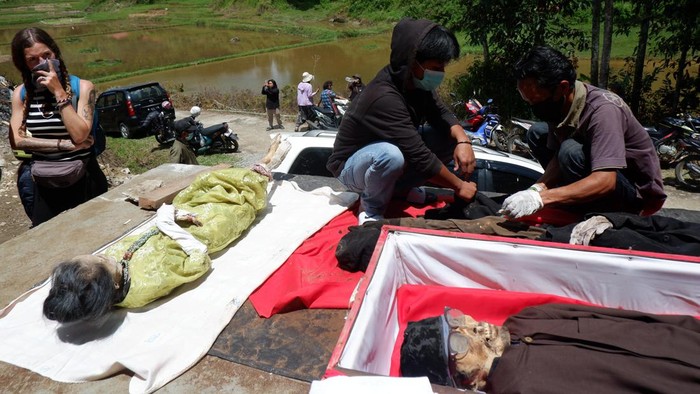 detikTravel's tweet photo. #Foto Ritual Ma'nene atau pergantian pakaian jenazah dilakukan turun temurun oleh masyarakat Suku Toraja! ☠️

Ritual ini telah menarik kunjungan wisatawan loh! Nih foto-fotonya! 📸

>> https://t.co/wvsUcYKVZM

Foto : ANTARA FOTO

#detikTravel #ritual #manene #suku #toraja https://t.co/nZ7s6P9nAQ