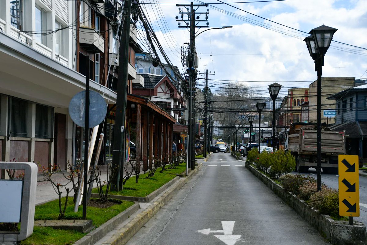 Seguimos igual... #PuertoVaras sigue sin cambios, más cables en más de una década. ¿Y un camión de carga pasando por el centro? Increíble. 
Cuidemos nuestra ciudad Puerto Varas!!!
