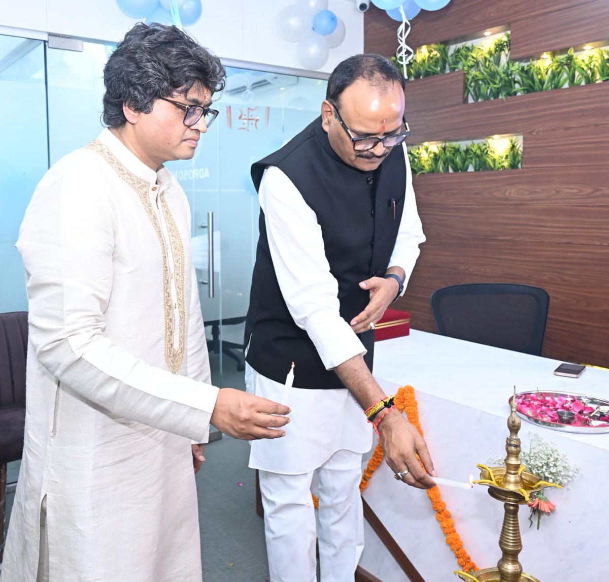 brajeshpathakup's tweet photo. आज लखनऊ में एड्रोसोनिक आईटी कंसल्टेंसी सर्विसेज के नवीन एक्सपेंडेड डिलीवरी सेंटर का शुभारंभ करते हुए हार्दिक बधाई एवं उज्ज्वल भविष्य की शुभकामनाएं दीं। इस अवसर पर फाउंडर एवं सी०ई०ओ० श्री मयंक जी, श्री अनित सिंह जी एवं अन्य गणमान्यजन उपस्थित रहे। https://t.co/6jdFqOxlRY
