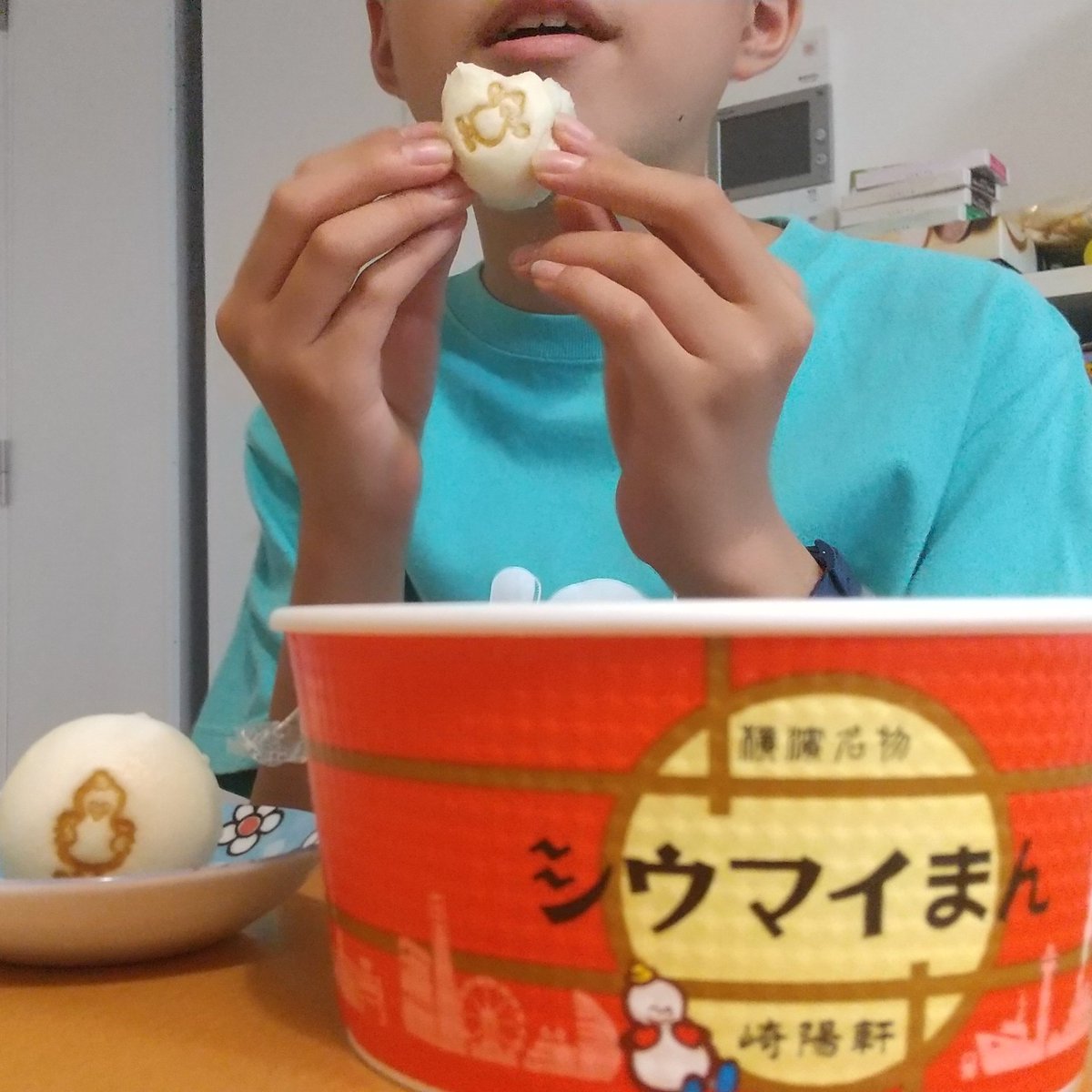 aratapper's tweet photo. 子供のグルメ -300 " #崎陽軒 " 『#シウマイまん 』

こんな素敵なものを発見。
美味しくないはずがない！

#子供のグルメ #孤独のグルメ #おいしいかお
#アラタップ #aratapper https://t.co/JlajjqiG3m