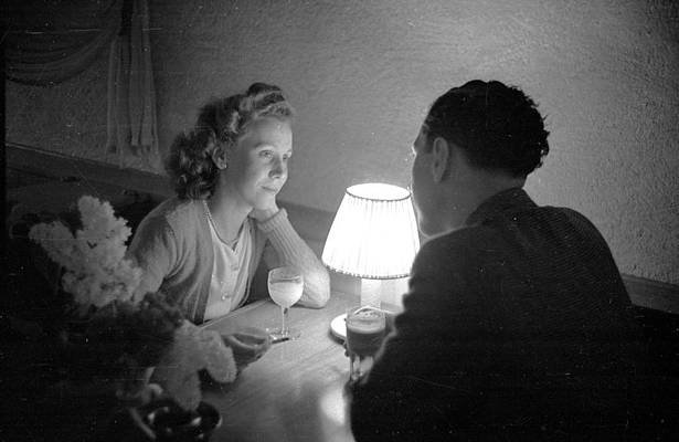literlandweb1's tweet photo. "Ese amor murió
sucumbió
está muerto
aniquilado fenecido
finiquitado
occiso perecido
obliterado
muerto
sepultado
entonces,
¿por qué late todavía?"
"R.I.P", Cristina Peri Rossi
📷Bert Hardy https://t.co/ldCZGyinMh