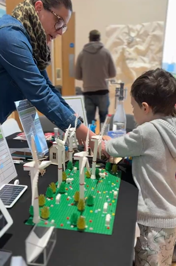 WestmillEnergy's tweet photo. Would you like to work with children &amp; young people; start discussions around energy, electricity &amp; sustainability &amp; help to inspire the next generation of changemakers?  Assistant Education Officer sought – Westmill Sustainable Energy Trust (https://t.co/LrQVEFAgTj) #renewables https://t.co/gzZqVBK4B9