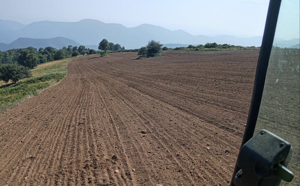 xaiecologic's tweet photo. Aquest paisatge és casa nostra i rarament ens allunyem d'aquí, podria semblar falta d'imaginació o de sentit de l'aventura...per mi aquí és on comença i acaba tot, qualsevol altre indret em dóna la sensació de ser a enlloc.
#LaVidaDelPastor
#Rebanks(the boss)
#HistòriesDeMuntanya https://t.co/Lvjfq5xwLf
