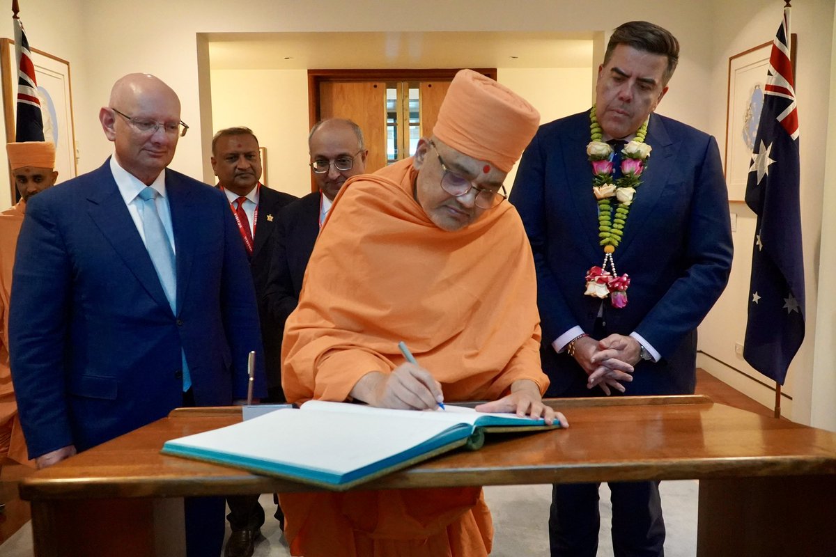 MiltonDickMP's tweet photo. An honour to welcome Pujya Bhadresh Swami to Parliament House today.
 
I accepted 5 volumes of the Akshar Purshottam Darshan collection on behalf of the Federal Parliament gifted by the BAPS Shri Swaminarayan Temple. 

Dhanyawaad for the incredible honour 🙏

@bapsaustralia https://t.co/I4k87sBPos
