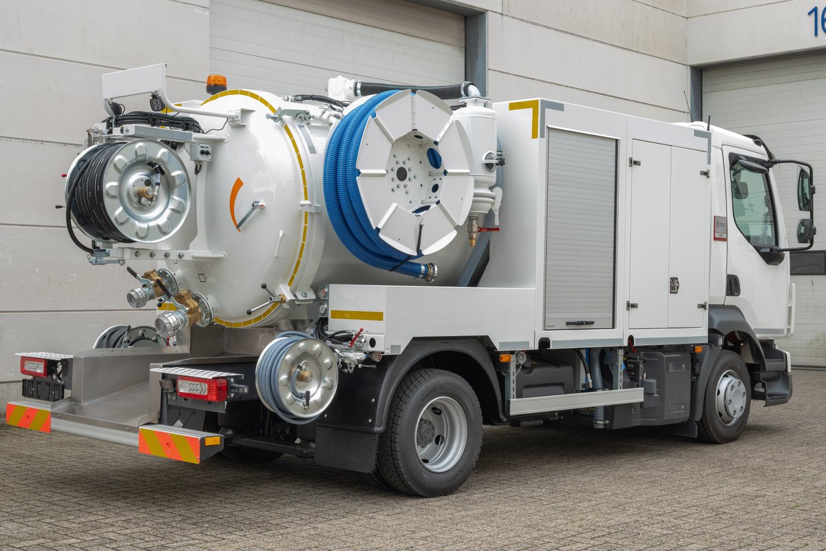Rioned_NL's tweet photo. Onze welbekende RioCom bouwen wij over het algemeen op een Fuso Canter. Deze specifieke machine is op een Renault D12 gebouwd. Met een 4.000L watertank, 160 bar / 130 lpm hogedrukcapaciteit en 14.200 lpm zuigcapaciteit kan deze combi iedere klus aan. https://t.co/OeD5yWLal5
