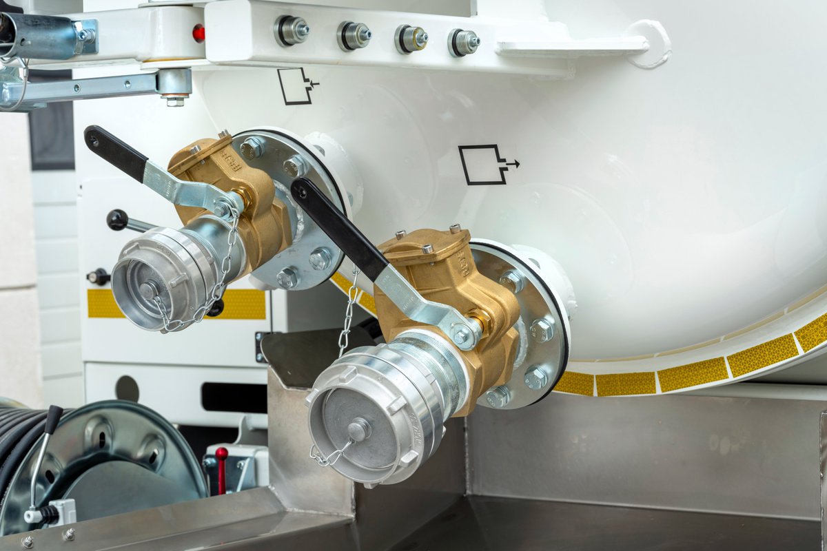 Onze welbekende RioCom bouwen wij over het algemeen op een Fuso Canter. Deze specifieke machine is op een Renault D12 gebouwd. Met een 4.000L watertank, 160 bar / 130 lpm hogedrukcapaciteit en 14.200 lpm zuigcapaciteit kan deze combi iedere klus aan.