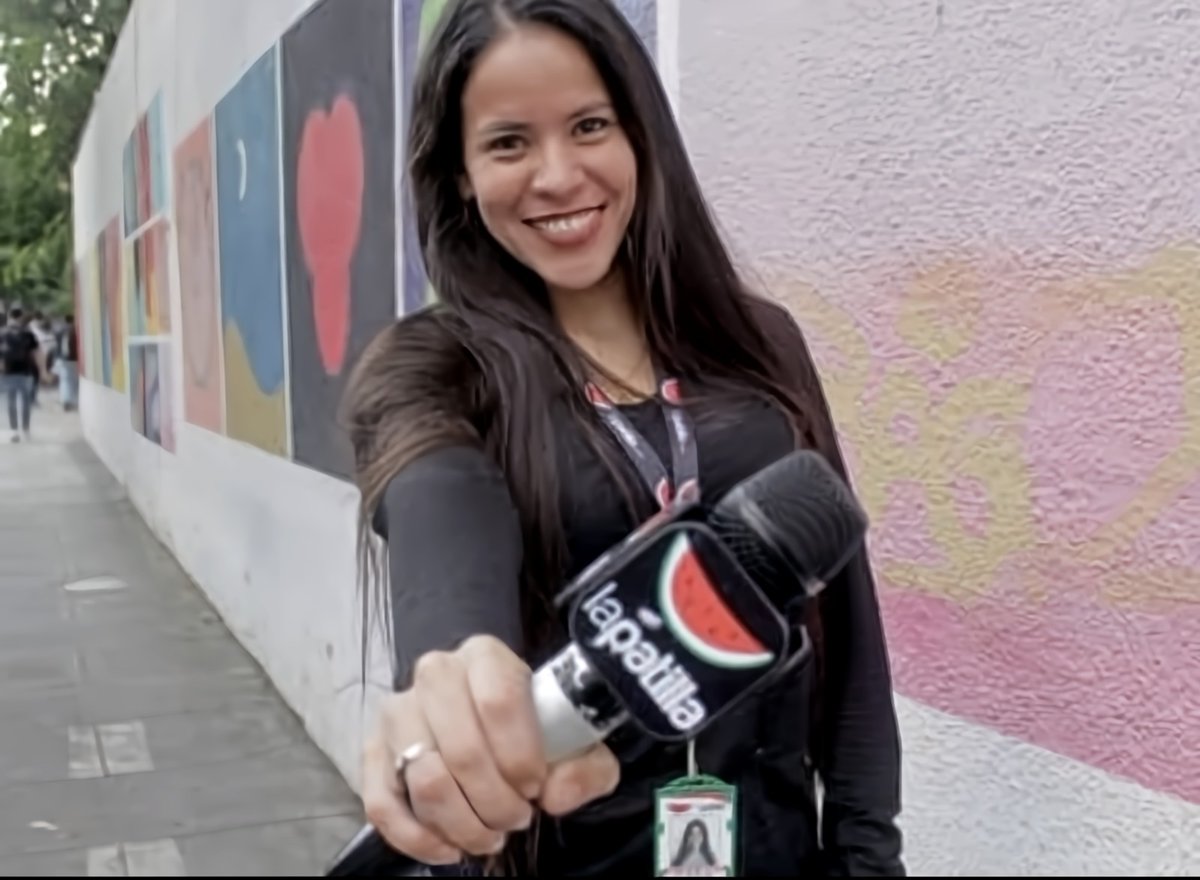 #Venezuela: #AnaCarolinaGuaita of <a href="/la_patilla/">La Patilla</a> detained by suspected intelligence agents in Maiquetía. Taken away in a white vehicle outside her home, her whereabouts are unknown. This is the 3rd detention of a woman journalist since last month’s presidential elections. #WPF is