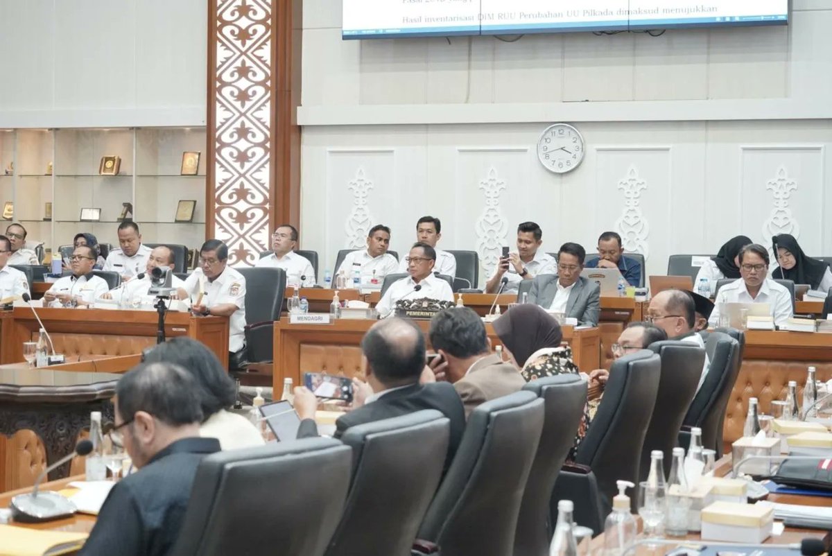 FPKSDPRRI's tweet photo. Anggota Badan Legislasi (Baleg) DPR RI dari Fraksi PKS, Ansory Siregar, membacakan sekaligus menyerahkan Pendapat Fraksi PKS DPR RI terkait Pengambilan Keputusan atas Hasil Pembahasan RUU Pilkada di Senayan, Jakarta, pada Rabu (21/08/2024).

#fraksipksdprri 
#PKSpembelaRakyat https://t.co/AV0t9xbJNx
