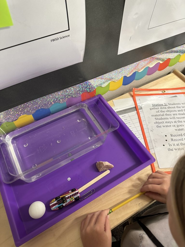DLE_Lions's tweet image. Third grade scientists mastering the art of measuring, observing, and testing physical properties.  #thegreatestplacetobe #justgoodteaching