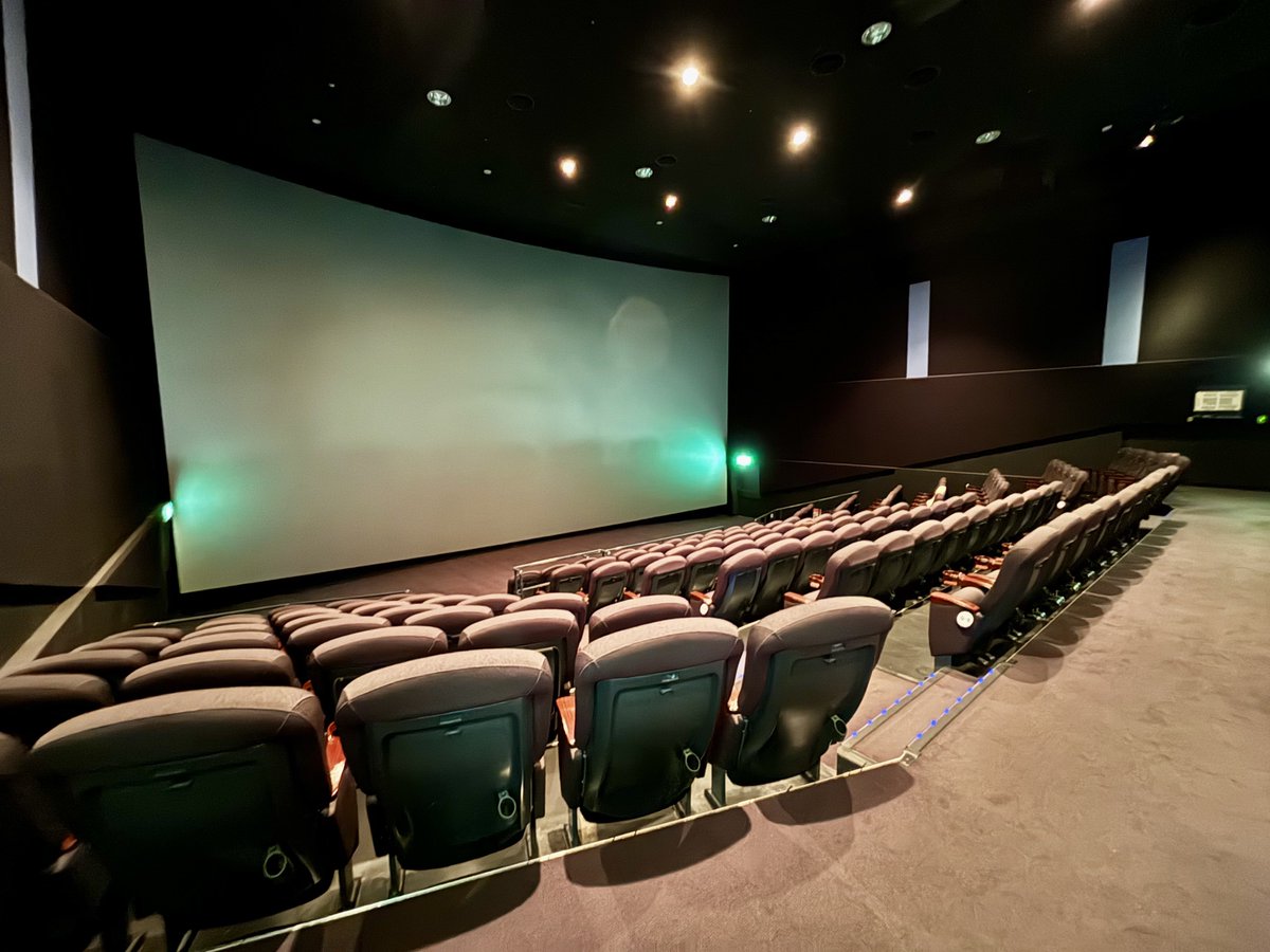 t0myuma's tweet photo. 気を取り直してキャナルのザファIMAX〜またラバーバンド貰っちゃった…チケット持ってる人しか入れない売店にはザファグッズは見当たらず…
スクリーンはIMAXにしては結構小さめな気がする！今まで気になってなかったんだけど、パープルフリンジならぬグリーンフリンジ的なのが気になった🤔 #ymak https://t.co/oZsmgYb6fV