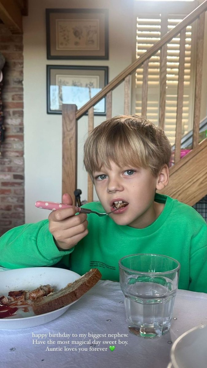 Ljpstardust91's tweet image. Imagina juntar Freddie, Bear e khai o trio apocalíptico que ia ser, eu queria tanto um vídeo dos três brincando, mas os pais deles não colaboram