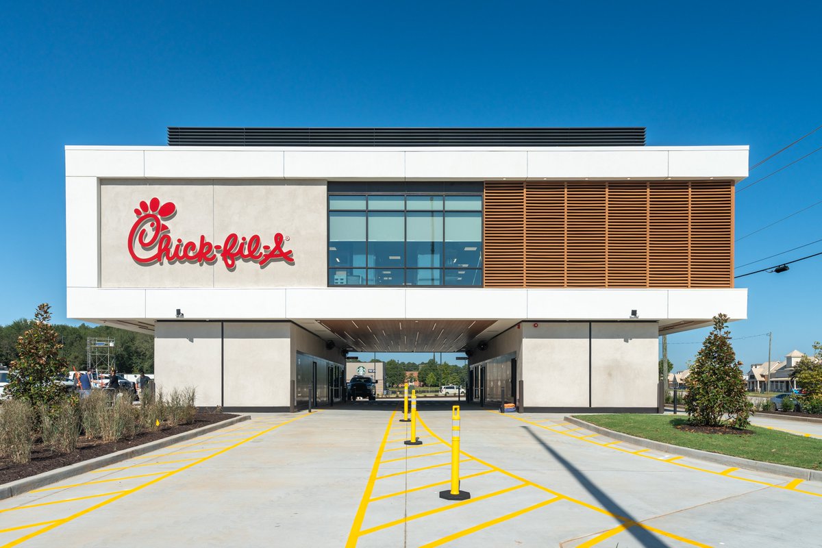 ChickfilANews's tweet photo. Chick-fil-A is opening its first elevated drive-thru concept, located south of Atlanta. To simplify the drive-thru experience, the Restaurant features four drive-thru lanes and elevated kitchen that delivers meals to Team Members using a unique conveyor system. More: https://t.co/NzUQ1SzM8m