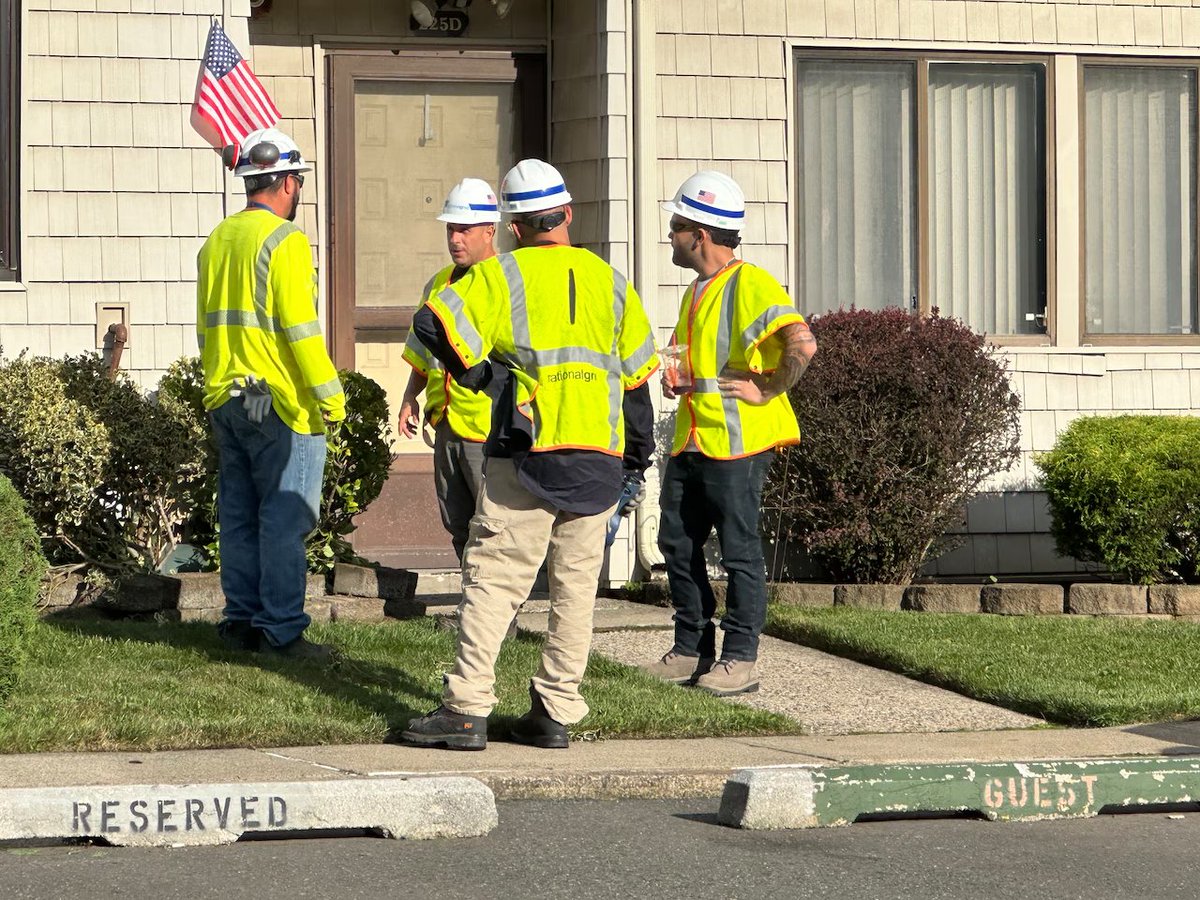 Residents evacuated at 225 E Signs Rd., Staten Island, after driver backs over curb and into home, damaging gas line
silive.com/news/2024/08/c…
