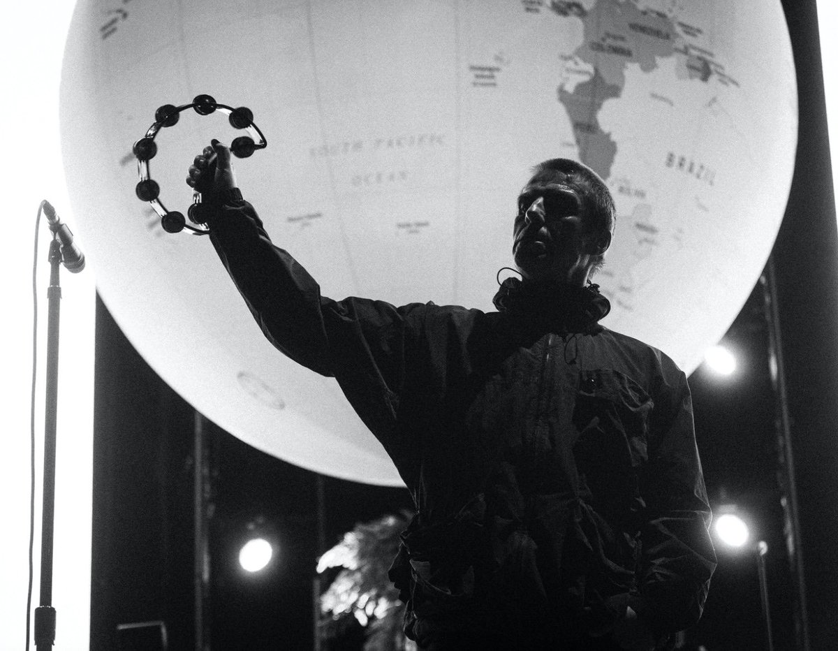 NiallHarbison's tweet image. A story that proves not all is bad in the world and which I guarantee will make you smile 😀 

It features a street dog called Buttons, rock star @liamgallagher and the building of a hospital for a dog called Tina. 

The stuff that dreams are made of… (1/8) 🧵