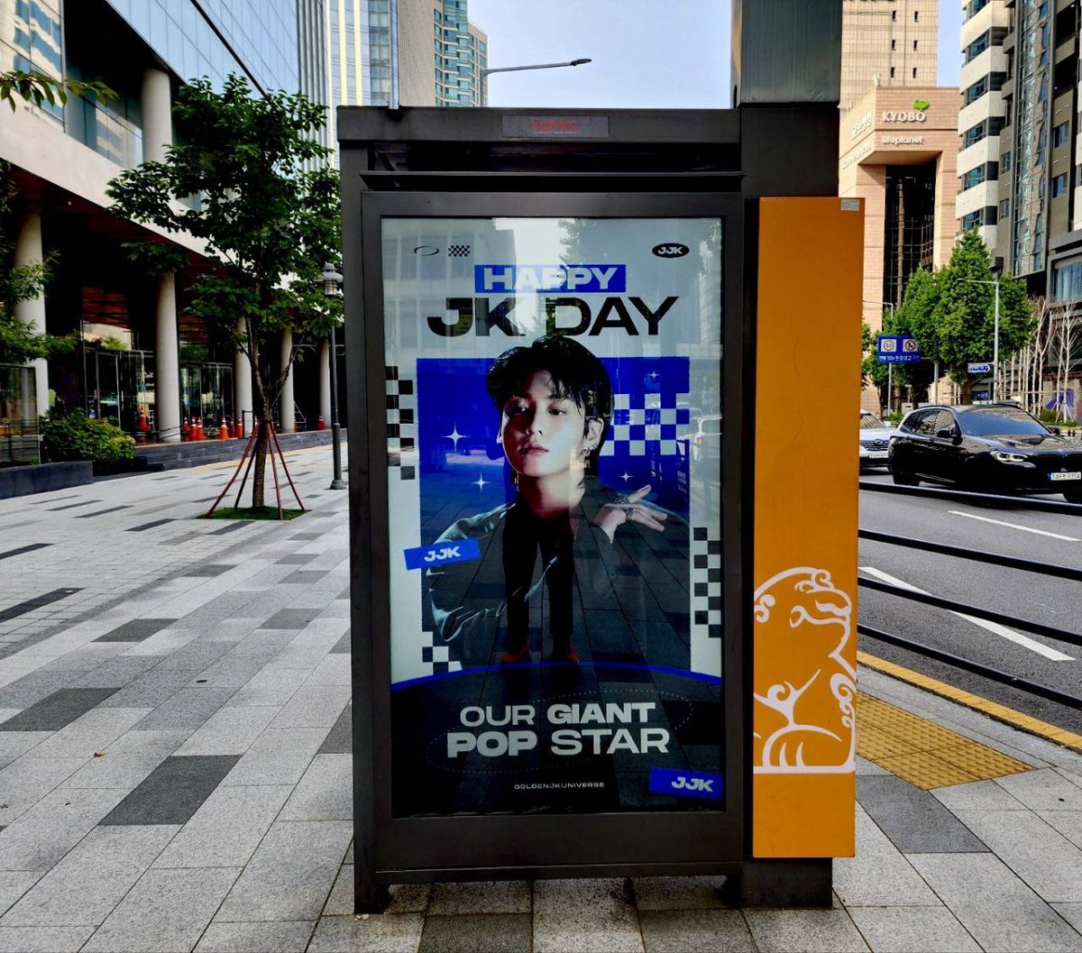 Mikro_Mxco's tweet photo. Ya se estan empezando a colocar anuncios gigantes por el cumpleaños de JUNGKOOK a las afueras de HYBE  y por todo Seúl 

Período desde el 21 de agosto - 4 de septiembre  (15 días)

 📍Ubicación: Estaciòn Yongsan

#WeLoveYouJungkook
#ARMYWillWaitForYou #BTSJungkook #Jungkook #정국 https://t.co/py209zcg6Z