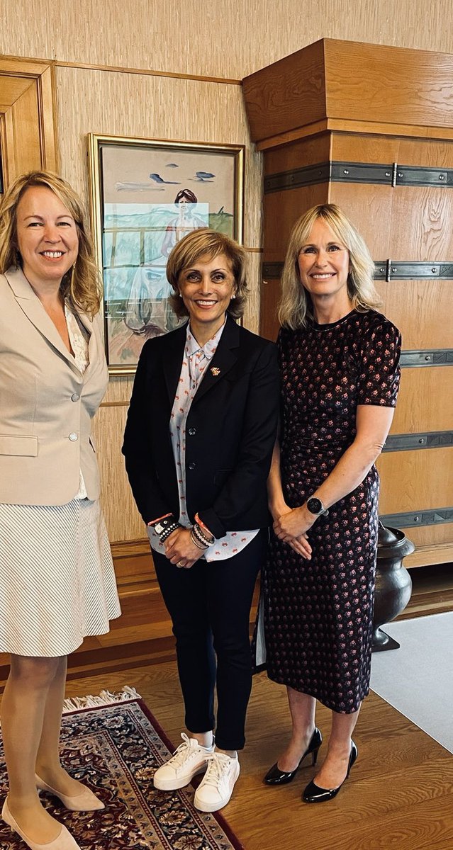 AmyBakerCAN's tweet image. When mayors get together, energy abounds.  Deep discussion between #Calgary Mayor @JyotiGondek and  #Oslo Mayor Anne Lindboe including on shared priority of #Truth and #Reconciliation and what cities can do.