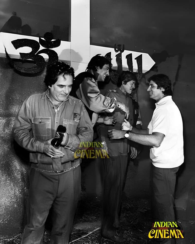 PatodiaMukesh's tweet photo. @SrBachchan This image captures a rare moment featuring iconic Bollywood actors Feroz Khan, Vinod Khanna, Raaj Kumar, and Amitabh Bachchan together. These actors were some of the most influential and celebrated figures in Indian cinema during the 1970s and 1980s https://t.co/gAWFL9aXoG