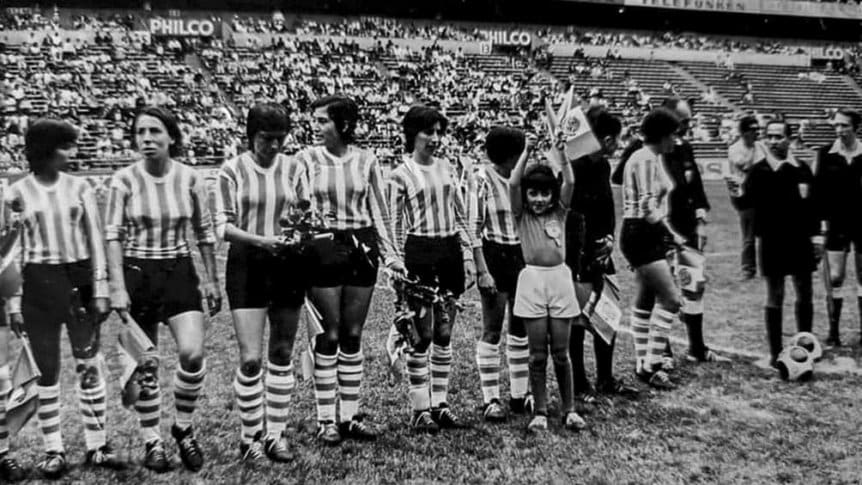 VSportsTM's tweet photo. Hoy se celebra el Día de la Futbolista ⚽️ en Argentina 🇦🇷. Es en reconocimiento a las Pioneras del Fútbol Femenino, que en un Mundial organizado en 1971 vencieron a Inglaterra 🏴󠁧󠁢󠁥󠁮󠁧󠁿 por 4-1 en el Estadio Azteca, con 4 goles de Elba Selva 🏅. RESPETO. https://t.co/w6VKihtG0B