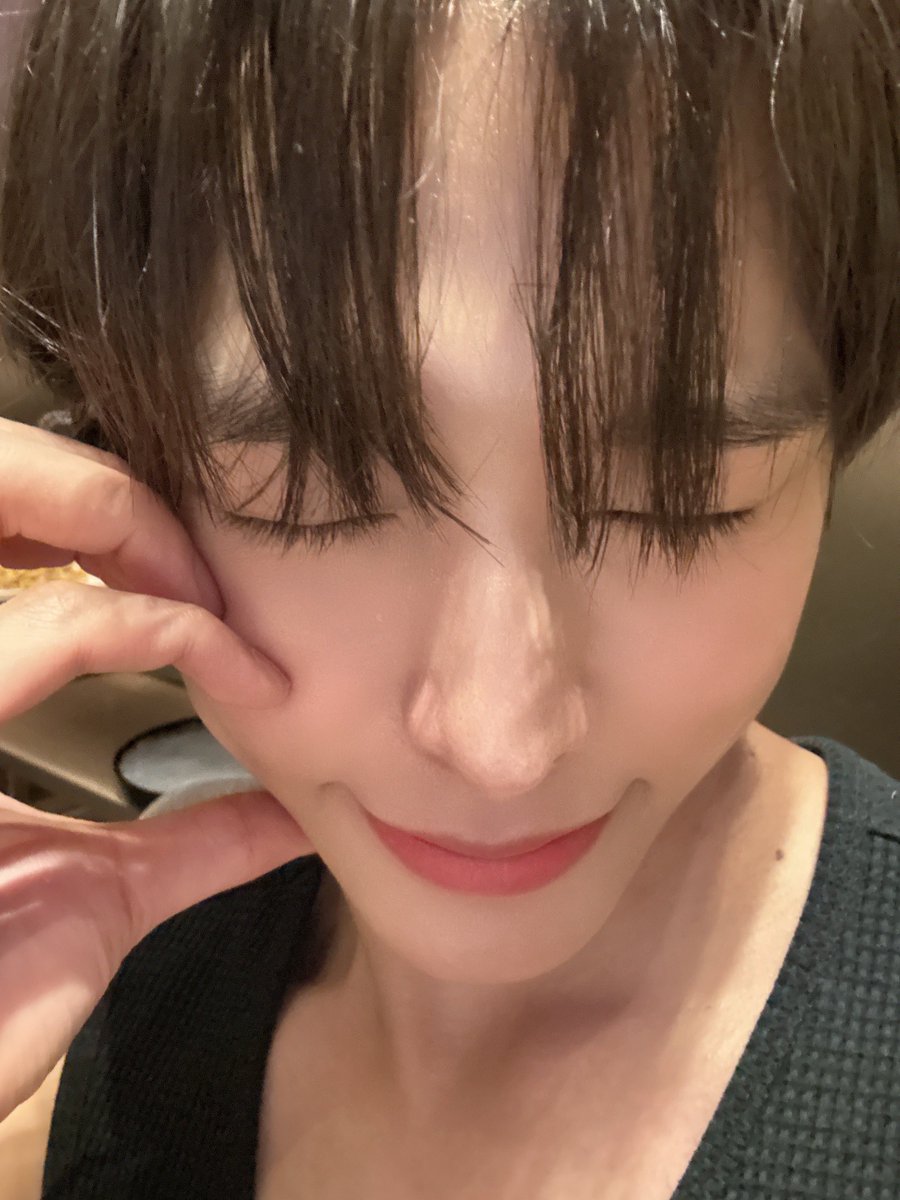 왕자셀카저요…넌진짜사랑둥이야…🫂🖤
