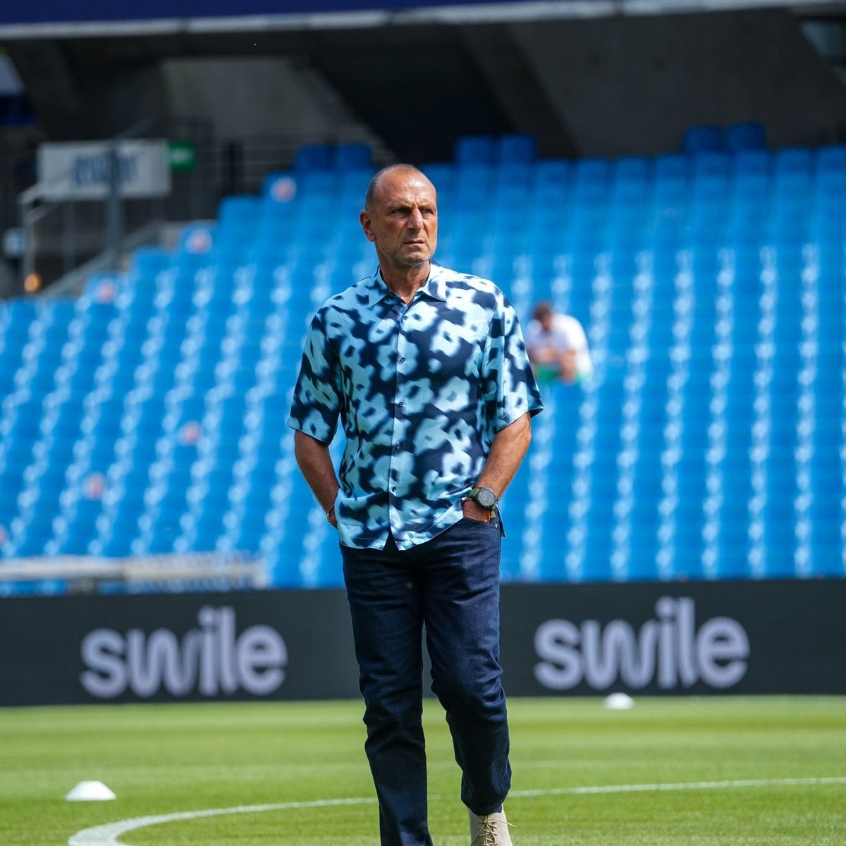 On était complètement passé à côté de la magnifique chemise "fleur de ciste" de ton coach <a href="/MontpellierHSC/">MHSC</a> 😍

On sur-valide ✅