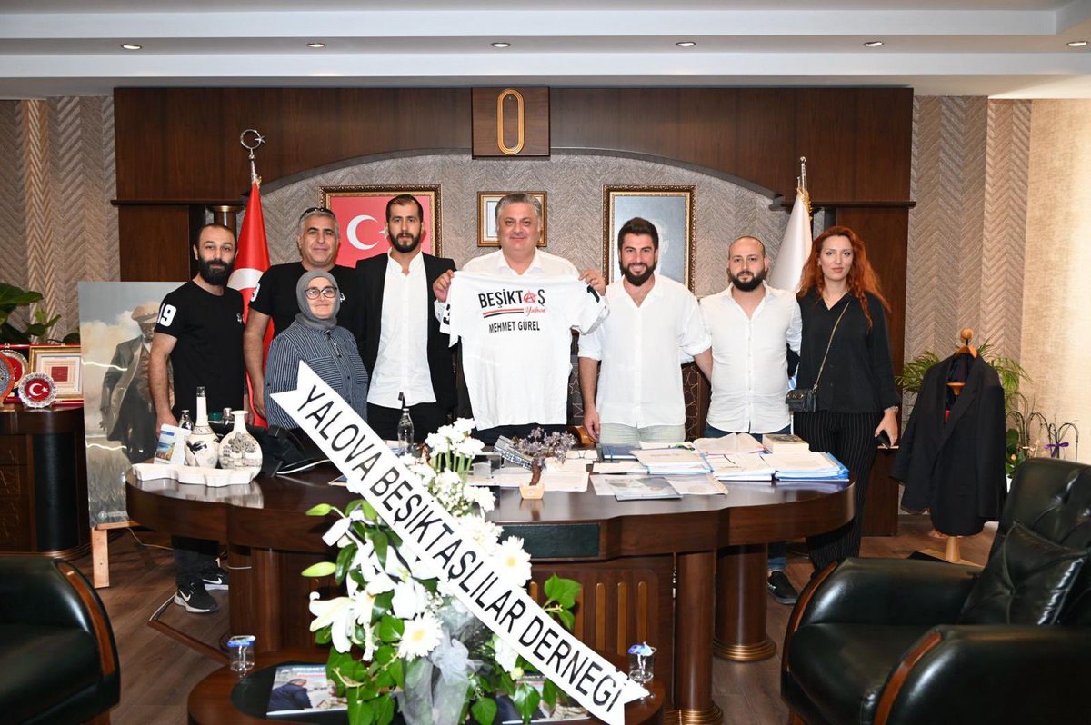 Yalova_Besiktas's tweet photo. Yalova Beşiktaşlılar Derneği olarak ilimizin Yalova Belediye Başkanı Sn. Mehmet Gürel’i makamında ziyaret ederek ilerleyen ve sürdürdüğümüz projelerimizin hakkında bilgi alış verişinde bulunduk Belediye Başkanımızında hoş sohbeti ve misafir perverliği için teşekkür ederiz… https://t.co/jCz76x0Cqq