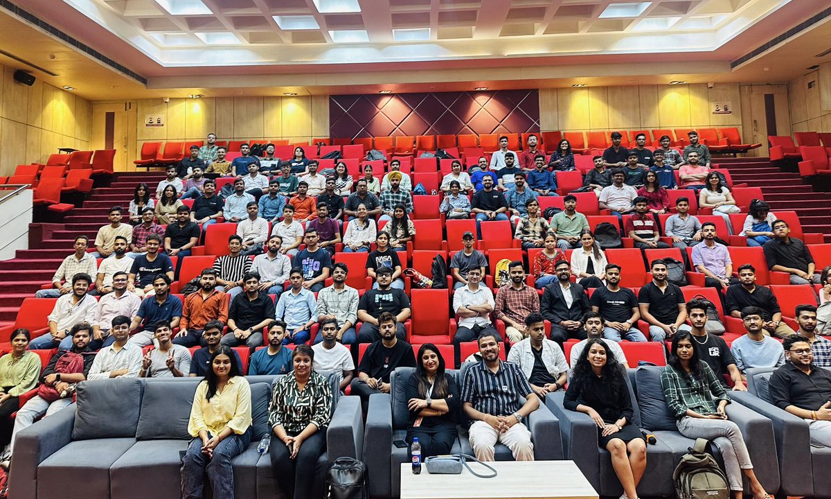 knowShubhangi's tweet image. Google I/O Extended Noida 💛

What’s better than a fast growing community? Seeing each and every one of them grow and succeed 🫶

The last 2 years with GDG Noida have been adventurous to say the least! 

Thank you GCET for helping us out with the venue ✨

#IOExtended #GDGNoida