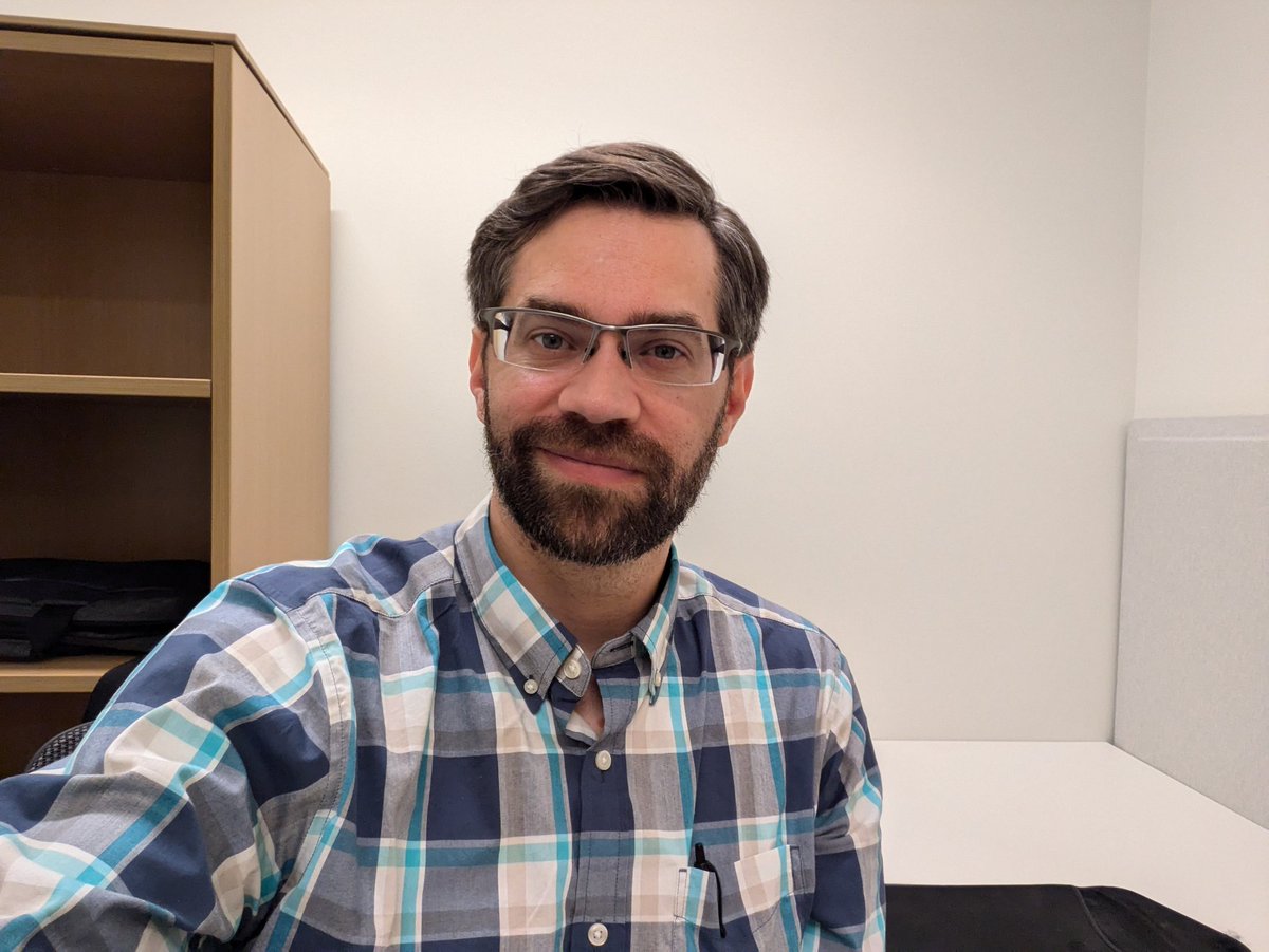 PlaidBarbarian's tweet photo. Selfie from office #1 (OSU). #AdjunctLife https://t.co/yZTZncXHZz
