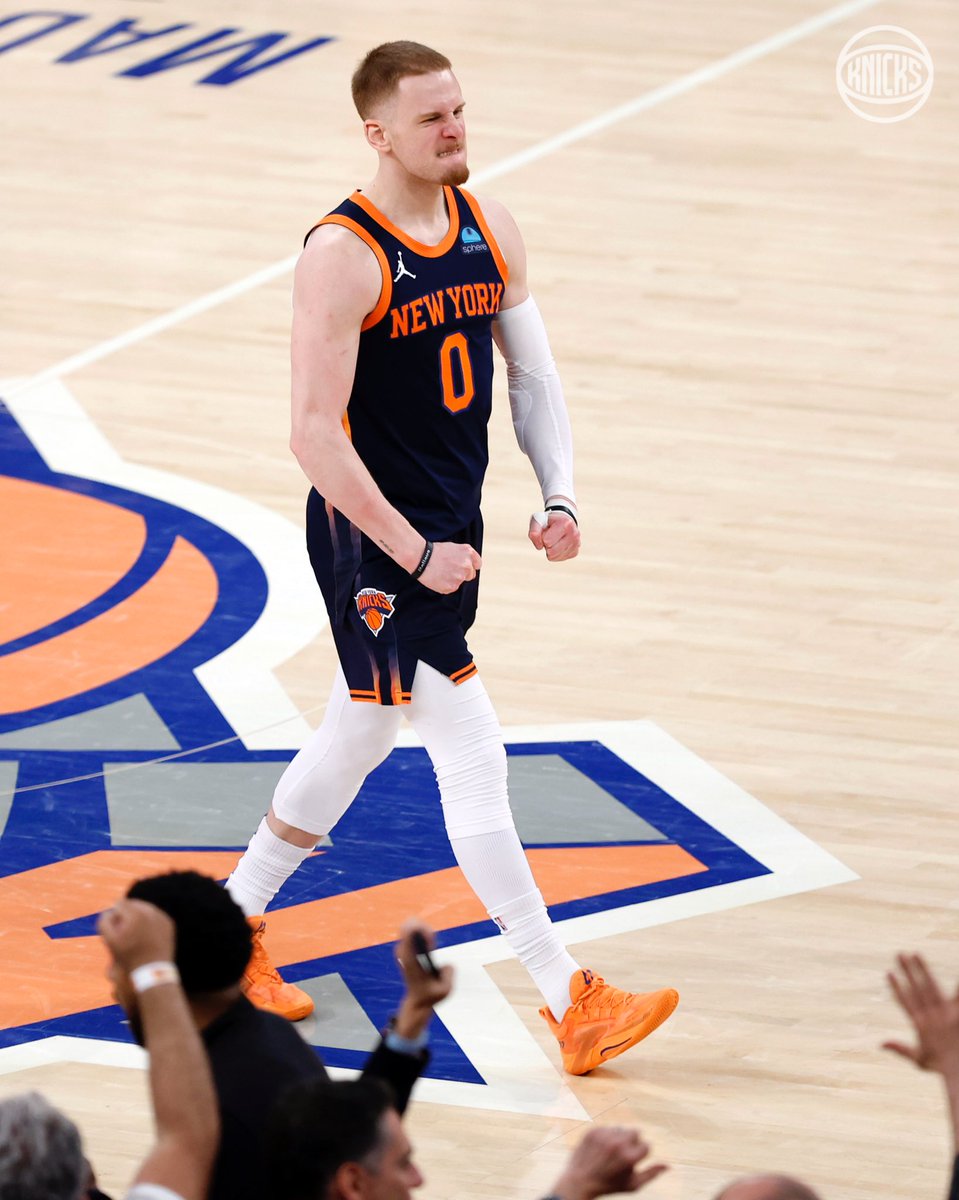 nyknicks's tweet photo. nobody will remember:
- your salary
- how "busy you were"
- how many hours you worked

people will remember:
- Divincenzo a three‼️
- BANG 💥 BANG 💥
- KNICKS TAKE A ONE POINT LEAD 😱 https://t.co/YE9lt9n4uz