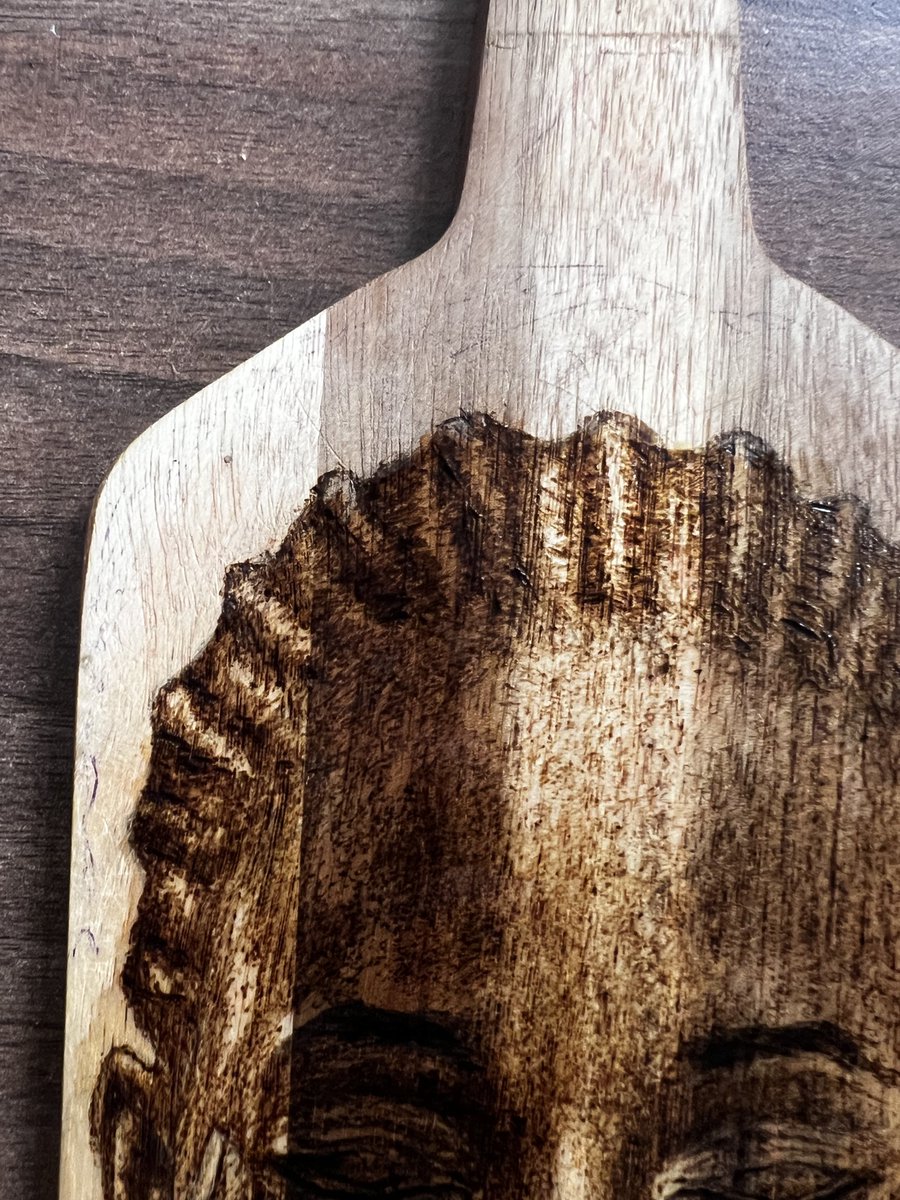 msale_art's tweet photo. Pyrography on chopping board #woodburning #grafikali #kenyanart #potraitstudy https://t.co/kEqeY9Vw2s