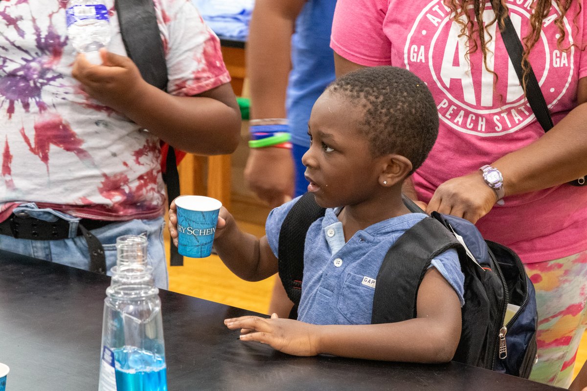 On Monday, Detroit students got ready to TACKLE the school year! <a href="/DDFGivesBack/">Delta Dental Foundation of MI, OH, IN, and NC</a>, <a href="/teamsmile_N/">TeamSmile</a> and A Son Never Forgets Foundation provided school supplies and #DentalScreenings at an event hosted by <a href="/Djread98/">Dj Reader</a> of the <a href="/Lions/">Detroit Lions</a>. Thanks to all the volunteers, including <a href="/DeltaDentalMI/">Delta Dental of Michigan</a>!