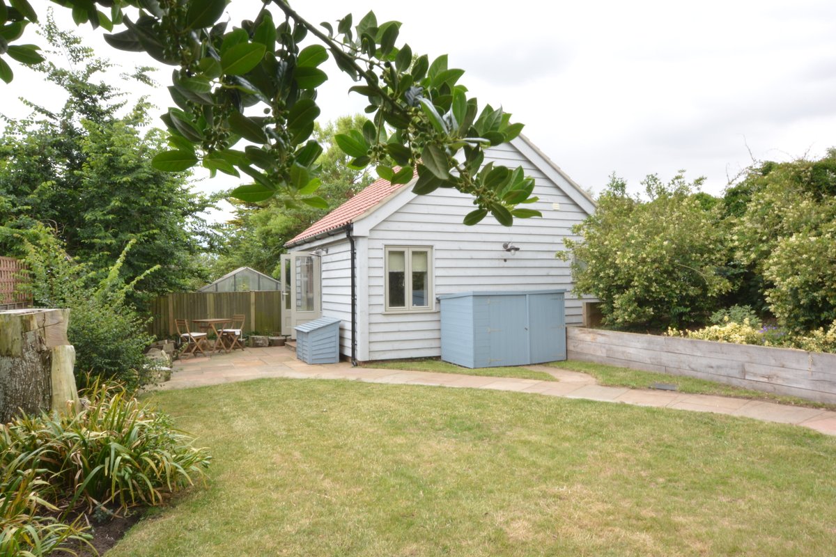 Feeling spontaneous? Why not book a seven night stay at Old Valley Farm and arrive this Friday, 23 August? It's located in the heart of Walberswick, accommodates up to ten guests and is dog-friendly. Sound ideal? Visit loom.ly/H21BbBo