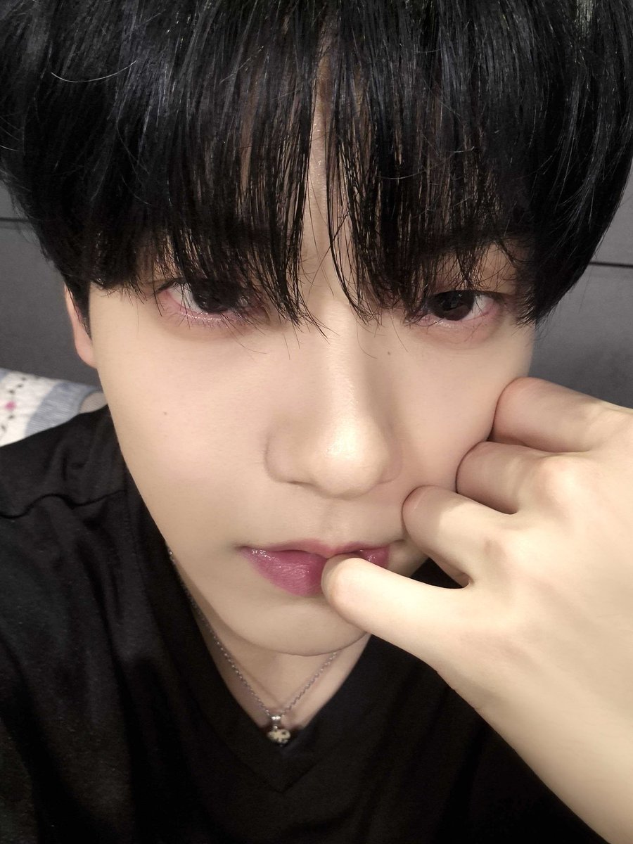 뭐야 흑발 진짜 넘이쁨 ㅠㅠ