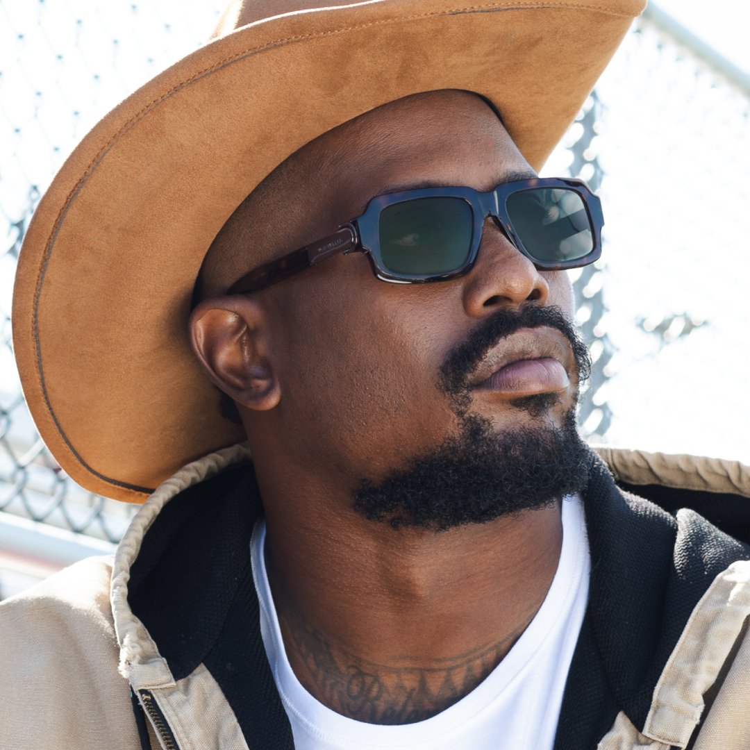 VonMiller's tweet image. Ready for my favorite season! Make sure your vision is as sharp as your game with my exclusive eyewear collection with @GlassesUSA 🏈 Shop the collection today glassesusa.me/VonMiller_Augu… #OwnYourVision #VonMillerEyewear #GlassesUSA