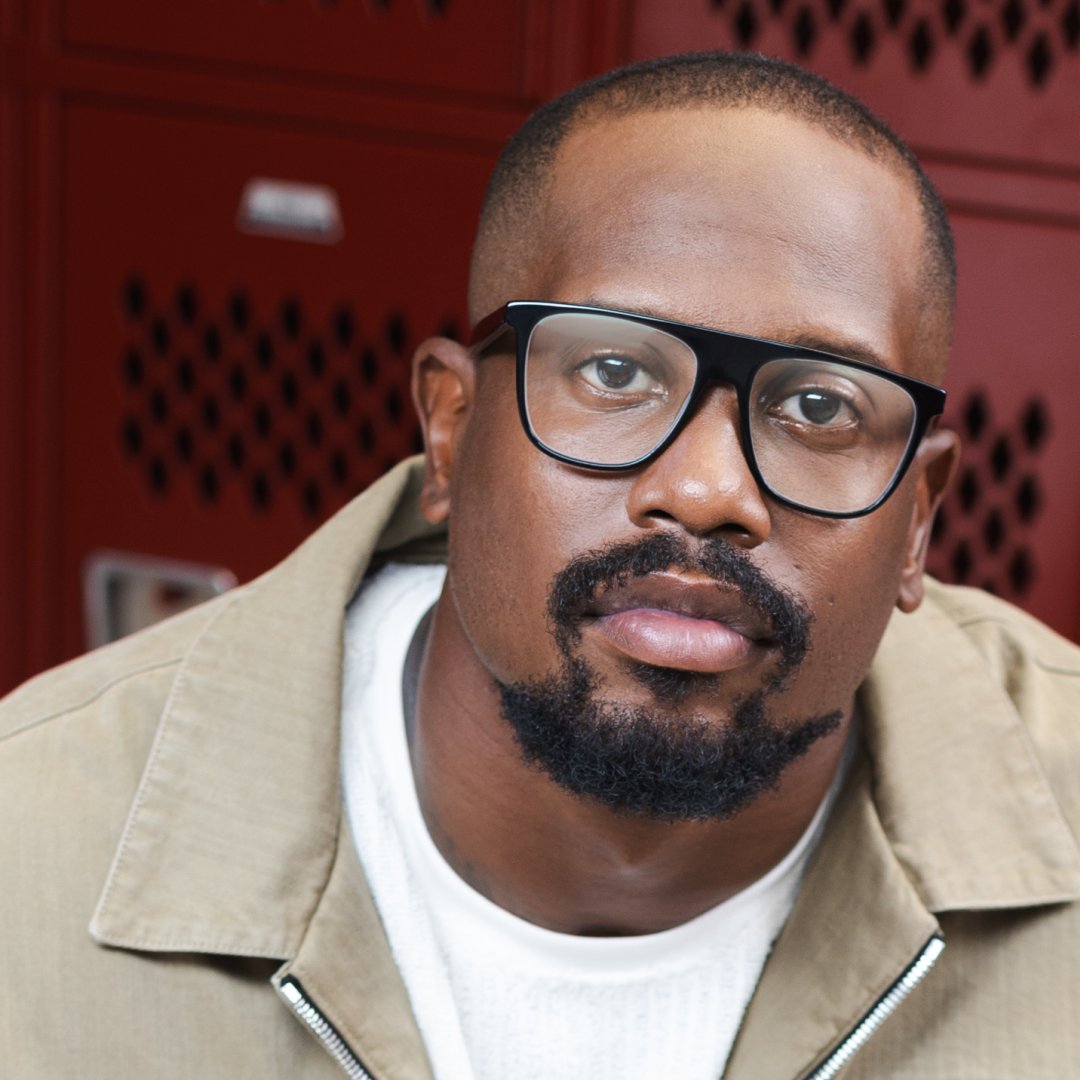 VonMiller's tweet image. Ready for my favorite season! Make sure your vision is as sharp as your game with my exclusive eyewear collection with @GlassesUSA 🏈 Shop the collection today glassesusa.me/VonMiller_Augu… #OwnYourVision #VonMillerEyewear #GlassesUSA