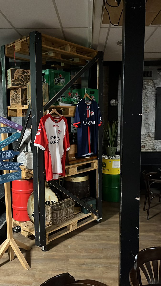 rolfk1978's tweet photo. Alles staat klaar voor een geweldig zomercafe, weer top opstelling door onze zenderbaas @lubbershenk1
#kodm #fcemmen #zomercafe https://t.co/Q2FyNflPwL