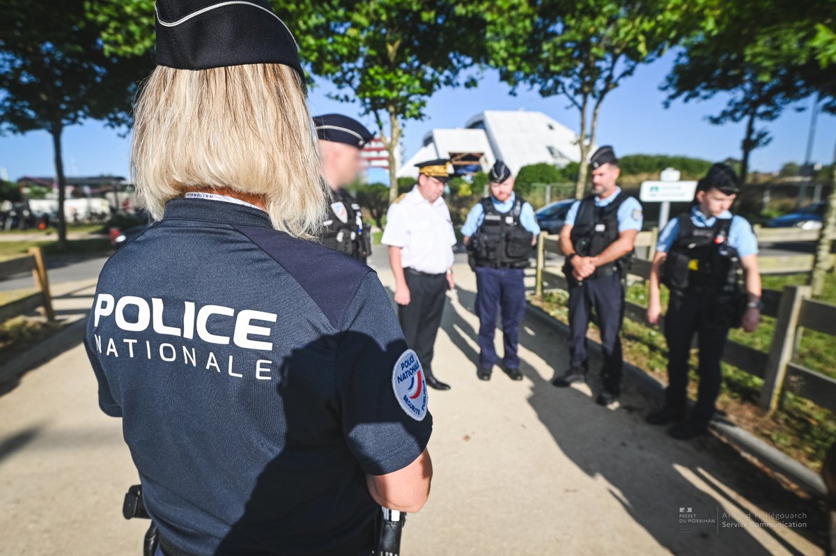 Préfet du Morbihan🇫🇷🇪🇺 (@prefet56) on Twitter photo Sécurité |
... Les personnels étaient appuyés par une équipe cynophile de la <a href="/Gendarmerie/">Gendarmerie nationale</a> et avaient pour objectifs de rechercher les produits stupéfiants mais aussi d'assurer une présence rassurante pour les nombreux voyageurs se rendant sur les îles du Golfe du #Morbihan. Sécurité |
... Les personnels étaient appuyés par une équipe cynophile de la <a href="/Gendarmerie/">Gendarmerie nationale</a> et avaient pour objectifs de rechercher les produits stupéfiants mais aussi d'assurer une présence rassurante pour les nombreux voyageurs se rendant sur les îles du Golfe du #Morbihan.