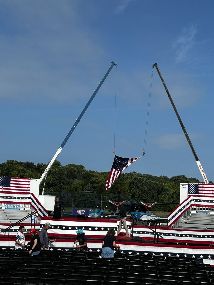 CoffeyTimeNews's tweet image. Trump is doing an outdoor rally at an airport museum in Asheboro, NC, today.

Because he can’t afford to do an indoor rally.

He’s broke.

Meanwhile Kamala Harris filled 38,500 seats in two states last night and has raised half a billion dollars in the last month.