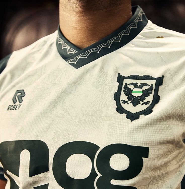 FC Groningen x Robey 🟢⚪️

Cuff and Collar detail is another level!!