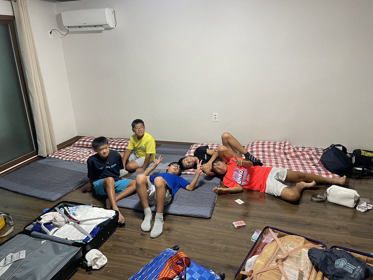 yunkorokonkoro's tweet photo. 韓国遠征初日。
現地にて関東チーム共合流して夜ご飯へ。
ビュッフェスタイルでした。
子供達は自分が確かに食べれるものをしっかり選び食べていました😅私は少しだけいただきご馳走様。
#テニス好き
#ジュニアテニス
#ガチンコ道場破りチャンネル
#yonex
#ヨネックステニス
#polytourpro
#vcore https://t.co/E9tLXzi6sh