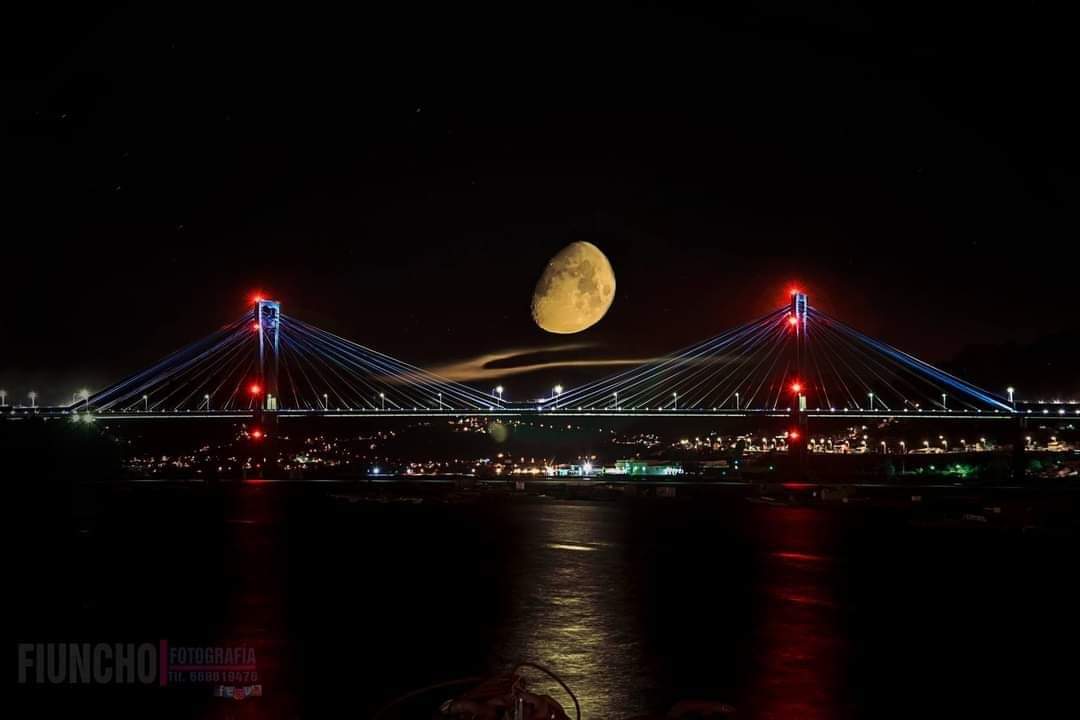 Fiunchofoto's tweet image. Hace unos pocos años ya que la hice, pero la re-publico. Es que me gusta especialmente,  #Luna
#moon #rande #Vigo
