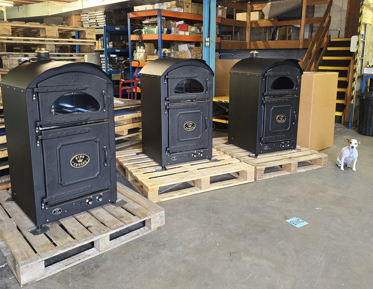 Three Majesty Potato Bakers ready to go!

Patch approves... 🐶✔️

These ovens hold up to 240 potatoes each! 🥔

Find out more here: kingedward.co.uk/majesty-potato…
#kingedward #potatobaker