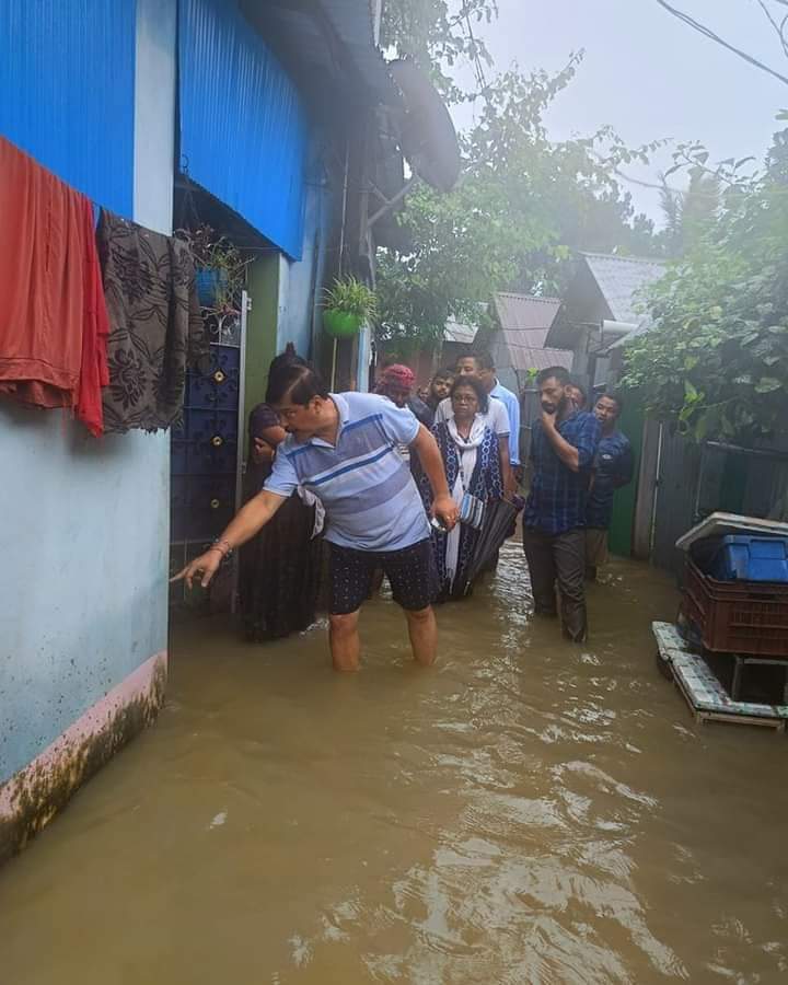 SayanAug15's tweet photo. বন্যা কবলিত বেটারবন ঋষিপল্লি দাস কলোনি মোল্লাপাড়া এলাকাবাসির পাশে সুদীপ রায় বর্মন!
@SudipRoyBarman1 
@RahulGandhi
@Reshma_alamD
@srinivasiyc @ManuJain_MJ https://t.co/IMg1G2tb8z