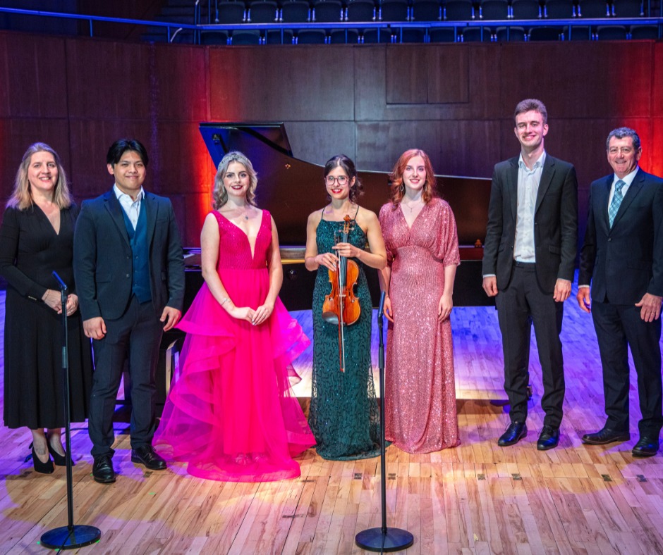 RTElyricfm's tweet image. Bringing Gifted, Young Classical Artists to a New Audience! 
@lizlyricfm looks back on performances from @uchlimerick Rising Stars Concert. We'll hear soprano @aimeebanksmusic and pianist Mickey Tomas on today's #FullScore. 

Tune in from 1-4pm on @rtelyricfm
📷 by Cormac Byrne