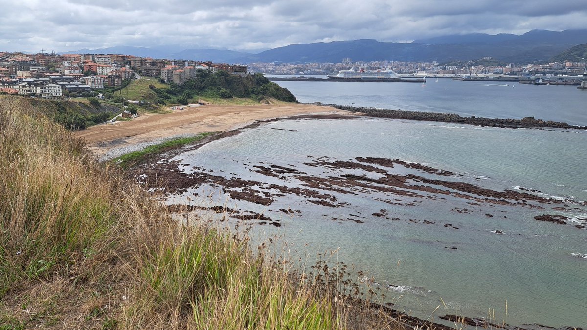 soydebilbao's tweet photo. @slaplana_tve @abarniol_tve @mbarreiro_tve @Nuria_Sero  @agomezmeteo_tve @aquilatierratve @jacobpetrus_tve @Tiempo_Mercedes @tiempobrasero @CesarGonzaloGar @JoannaIvars @martabarbolla_8 @alvaronavvv @fcocachometeo
@_InakiLopez_
Cielo cubierto en los acantilados de La Galea junto al Molino de Aixerrota y sobre la playa de Arrigúnaga en Algorta. 
Feliz miércoles a todo el equipo del tiempo.