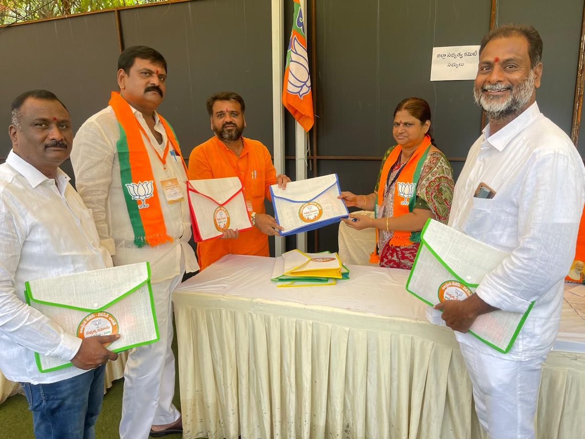 BjpJayanth's tweet photo. బీజేపీ తెలంగాణ రాష్ట్ర శాఖ ఆధ్వర్యంలో సికింద్రాబాద్ లోని క్లాసిక్ గార్డెన్స్  సభ్యత్వ నమోదు కార్యక్రమం పై విస్తృతస్థాయి సమావేశంలో బీజేపీ రాష్ట్ర, జిల్లా నాయకులతో పాటు పాల్గొన్నాను 

#bjpmembership2024 https://t.co/RHNEVZt4MK