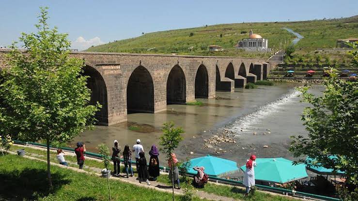 Diyarbakır Türk şehridir. İçerisindeki bütün tarihi yapılar Türklere aittir. Tarihin hiçbir döneminde Diyarbakır’da başka bir medeniyetin çivi çaktığını göremezsiniz. Bozguncuların algısına gelmeyin, kadim Türk şehrine her zaman sahip çıkın.