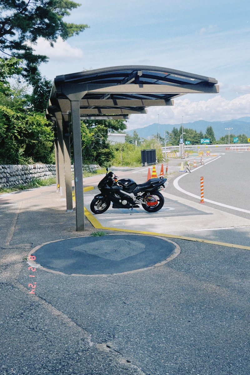 TA_01007's tweet photo. 初のちゃんとしたソロツー楽しかった❗️
流石に平日の日中だから他のバイカーは居なかった😅
#HONDA
#cbr600f
#cbr600f4i
#pc35
#cbr
#バイク好きな人と繋がりたい
#ツーリング仲間募集中
#バイクのある風景
#バイクのある景色
#バイク乗りと繋がりたい
#写真部
#フォトライダー
#ツーリング https://t.co/xKTY2yaJna