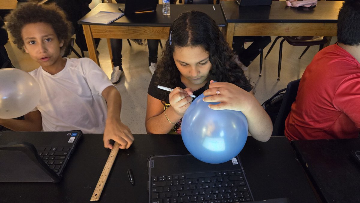 MPrewett16943's tweet image. Yesterday, students used balloons to model the expansion of the universe. @cobbscience @LMSJRFALCONS